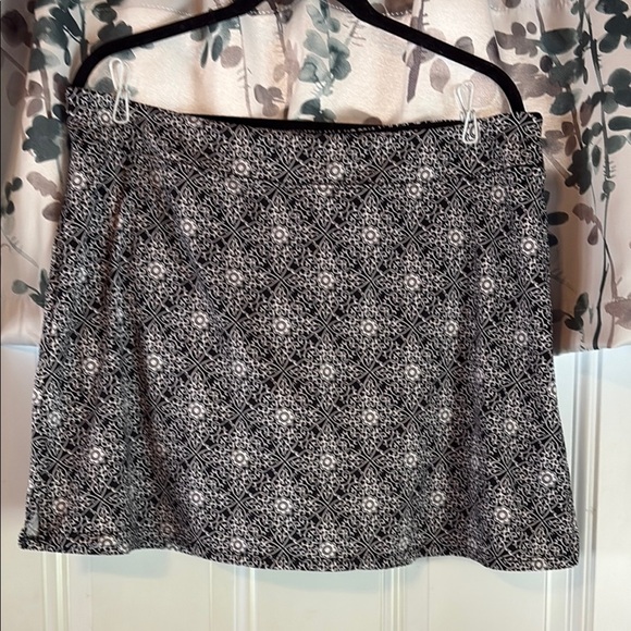 Elegant Black and White Patterned Skirt - Picture 1 of 3